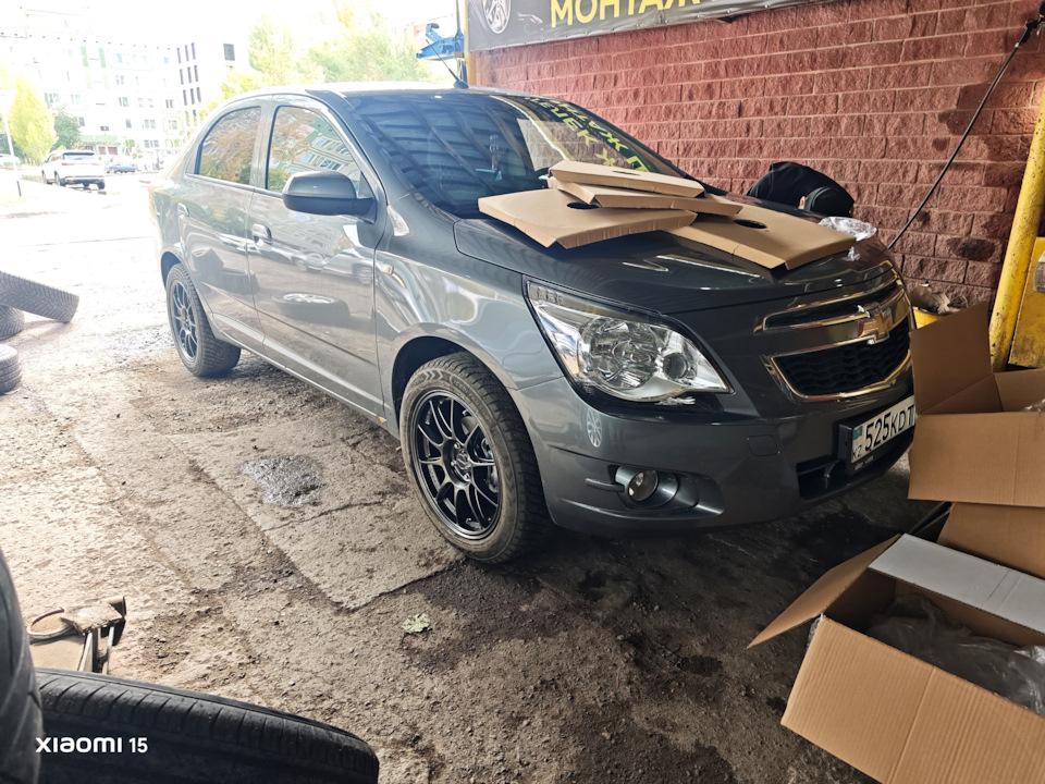 Ну вот как то так всё это получается. Старые колеса я разобрал, и диски продал нуждающимся предварительно покрутив их на балансировочном станке. К моему удивлению диски оказались идеально ровными. Шины тоже, не прыгают и и не восьмерят, просто кто то не правильно отбалансировал на заводе колеса и после не проверялись нормально при предпродажной подготовке. Тоже поставил их на продажу. Кому интересно поменяю их на летные шины в 17ом размере. — Chevrolet Cobalt (2G)