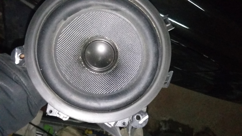 зад Premium Sound — Volvo S40 (2G)