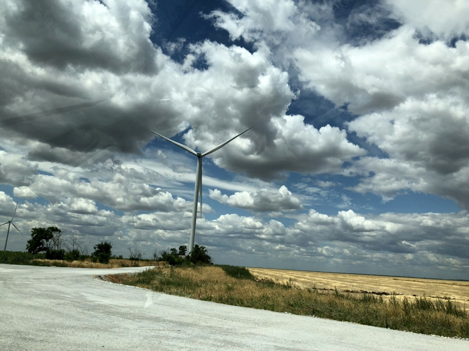 Ветро-электростанция Vestas V-112… Хотя на этом фото мне больше всего нравится небо — оно просто удивительное! — KIA Soul EV (2G)