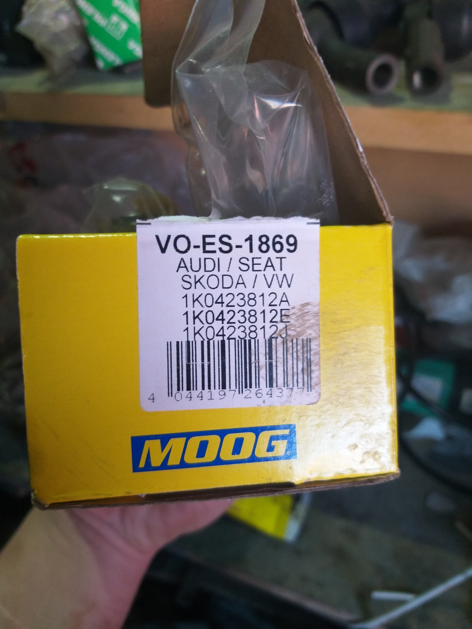 Правый наконечник — Skoda Octavia A5 Mk2. Запчасти на фото: VOES1869, 1K0423812A, 1K0423812E