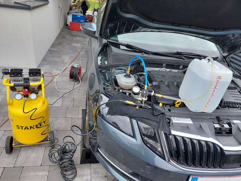 Заправка вакуумированием — Skoda Octavia A7 Mk3