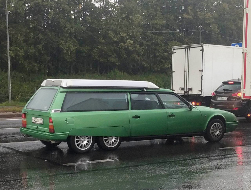где-то на въезде в город… — Citroen CX