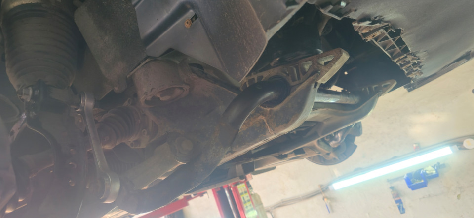 Новые втулки и стойки стаба на месте — Volkswagen Touareg (2G)
