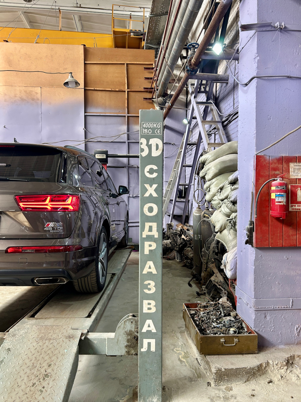 На стенде развала-схождения — Audi Q7 (2G)