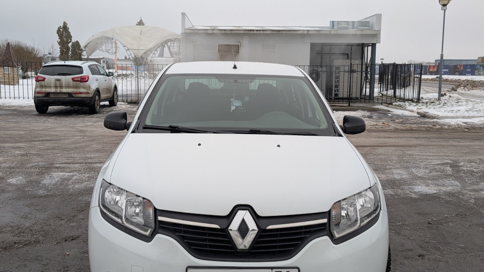 Renault Logan Белая лагуна