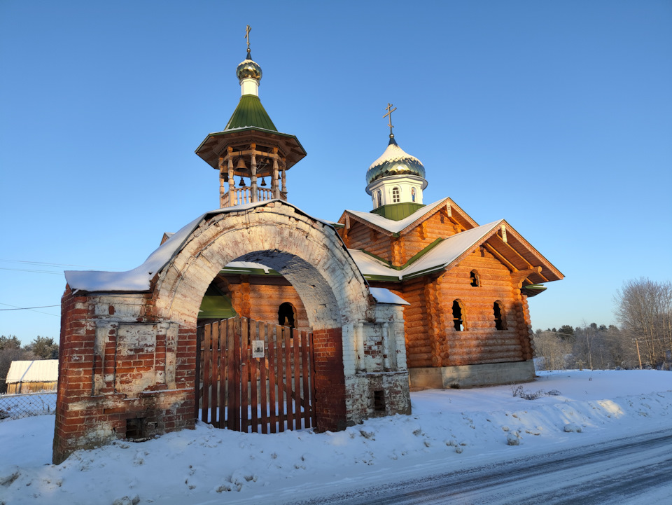Храм в Ореховно. А ворота старинные — Lada Niva Travel