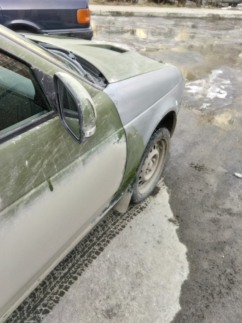 справа — Lada Приора седан