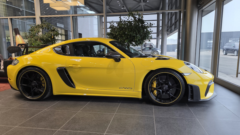 Porsche Cayman GT4RS