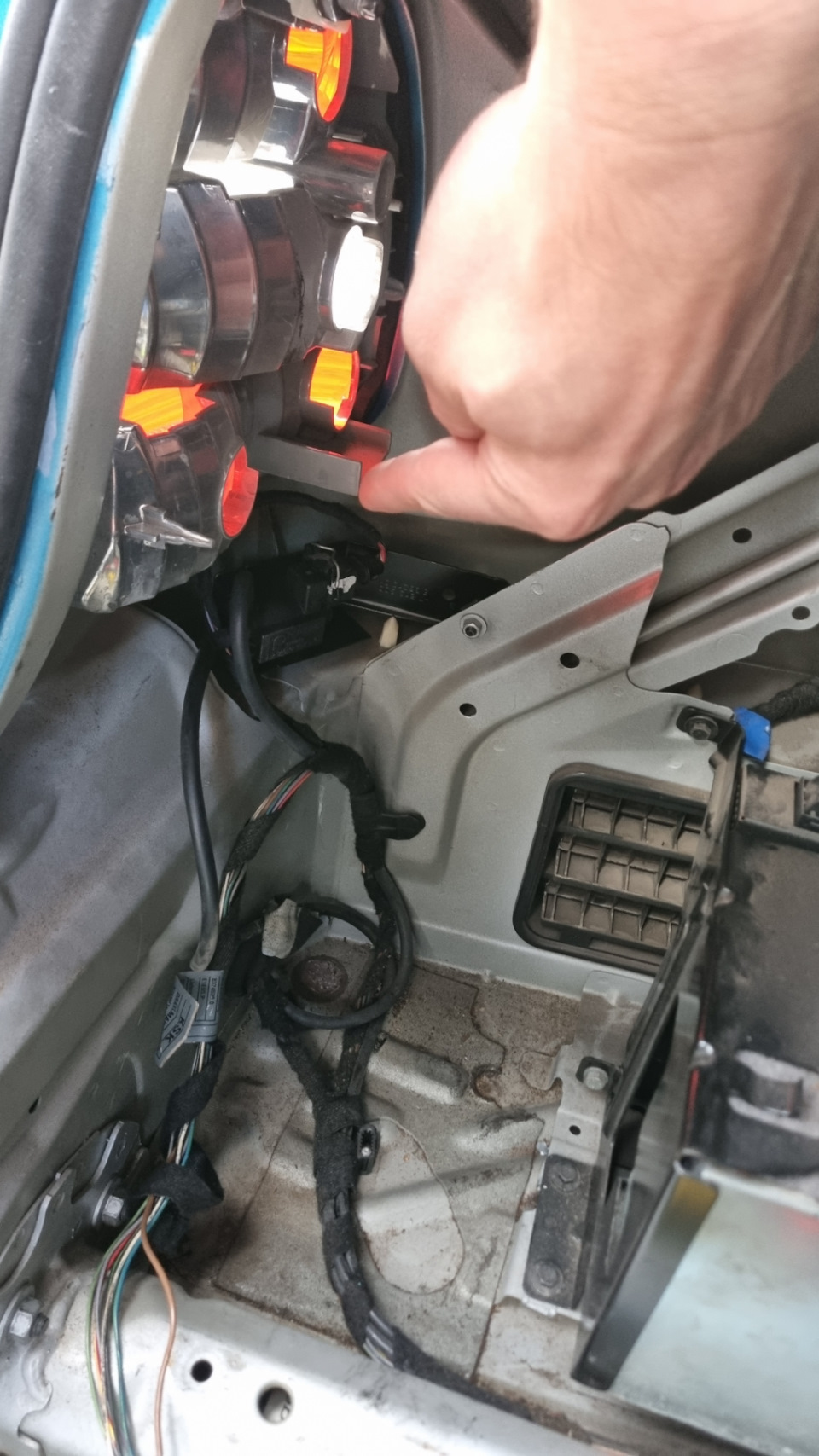 Место установки (долго его вычислял по схемам, но ответ нашел в блогах) — BMW 3 series (E46)