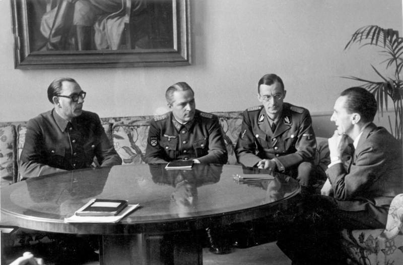 Власов, Жиленков и Крегер на приёме у Геббельса. 28 февраля 1945 года. — ГАЗ Соболь 4х4