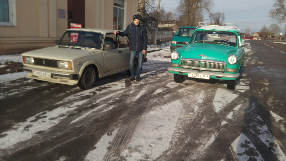 Также Волга приняла участие в перевозке новой кухни, забирали на двух машинах: я на Волге, отец с матерью были на Жигулях. — ГАЗ 21