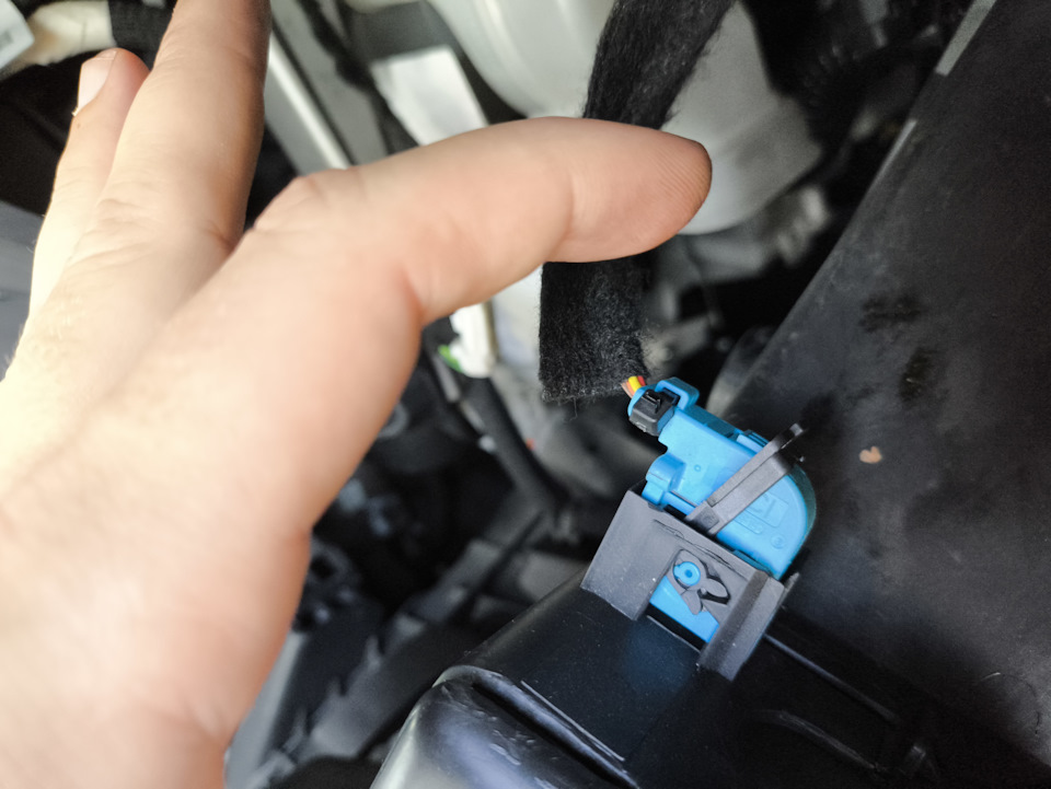 Затем черную штучку начинаем вести вниз — Citroen Grand C4 Picasso (2G)