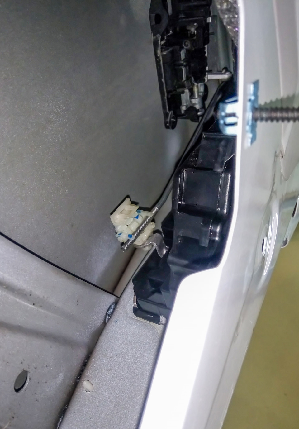 Отщелкнутый фиксатор, тягу отводим в сторону… — Opel Meriva (B)