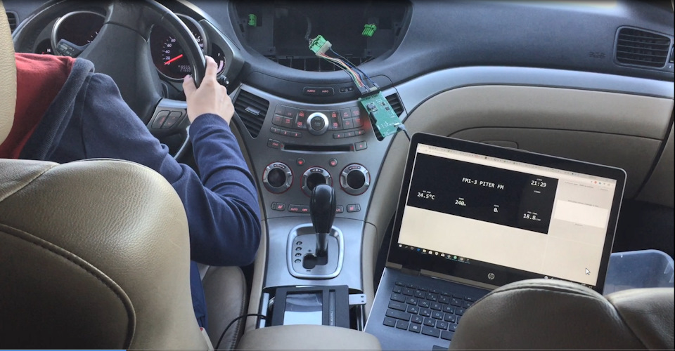 За рулем Жена. Вместо монитора — ноутбук :-) — Subaru Tribeca B9