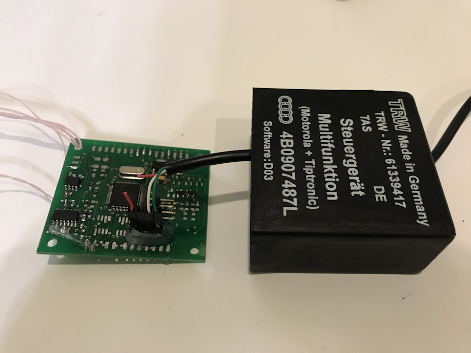 Примерка прошла удачно, для проводки USB разъёма — проделываем отверстие в старом корпусе реле. Теперь в авто уже 2 разьема USB 🤦🏼‍♂️Ингольштад нервно курить в сторонке 😂авто из 00-х, это вам не X-carling какой-то — Audi Allroad (C5). Запчасти на фото: 4B0907487L