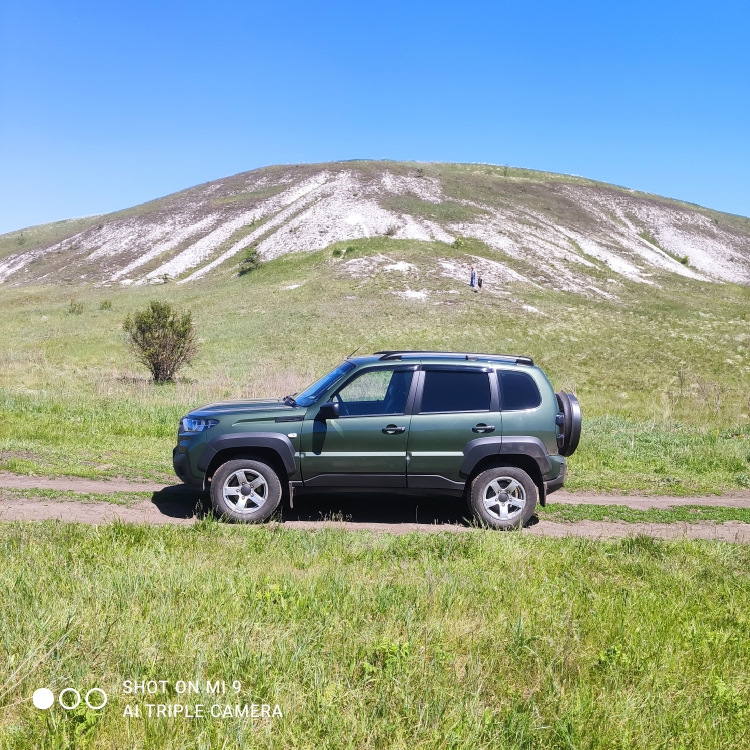 Сурковое поселение в меловой горе — Lada Niva Travel