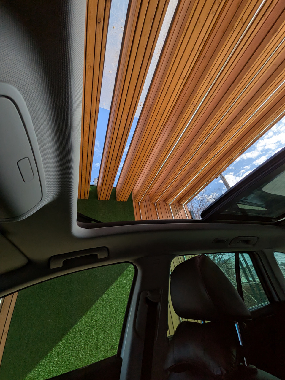 Открыл сезон открытого люка. Нраица — Skoda Superb Combi (Mk2)