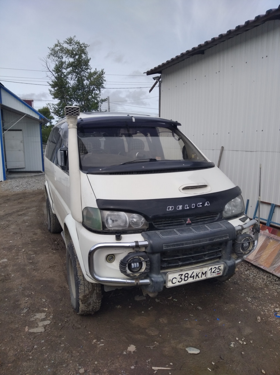 Дефлектор на месте — Mitsubishi Delica (L400)