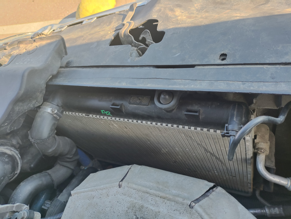радиатор 1330W2 — Citroen C4 (1G). Запчасти на фото: 1330W2
