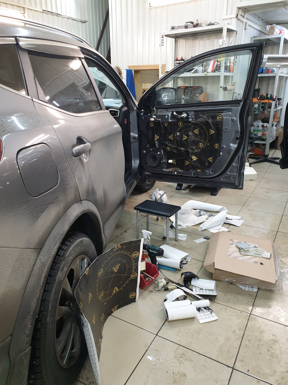 В боксе Антишум. Процесс в полном разгаре. — Nissan Qashqai (2G)