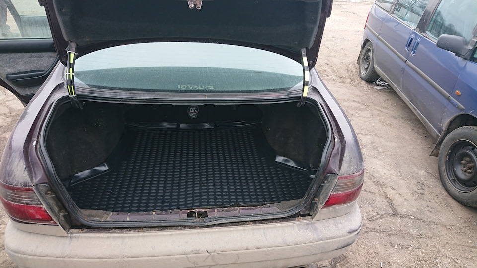 Вроде ничего за 8$ — Toyota Carina E