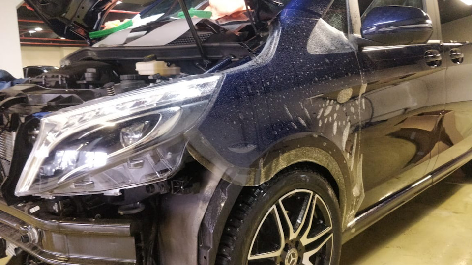 Бампер снимался, чтобы подвернуть края пленки — Mercedes-Benz V-Class (W447)
