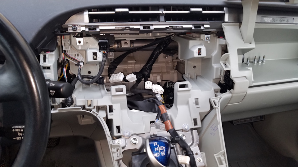 разбираем, снимаем ГУ — Toyota Prius Plug-in Hybrid (1G)