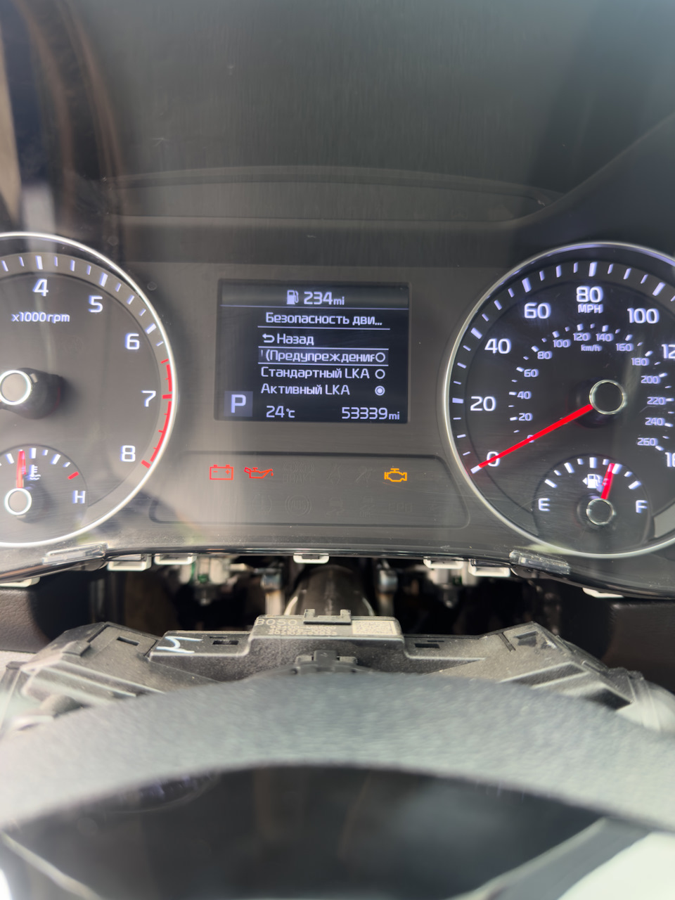 Вот она на старой приборке — KIA Forte (3G). Запчасти на фото: S3339