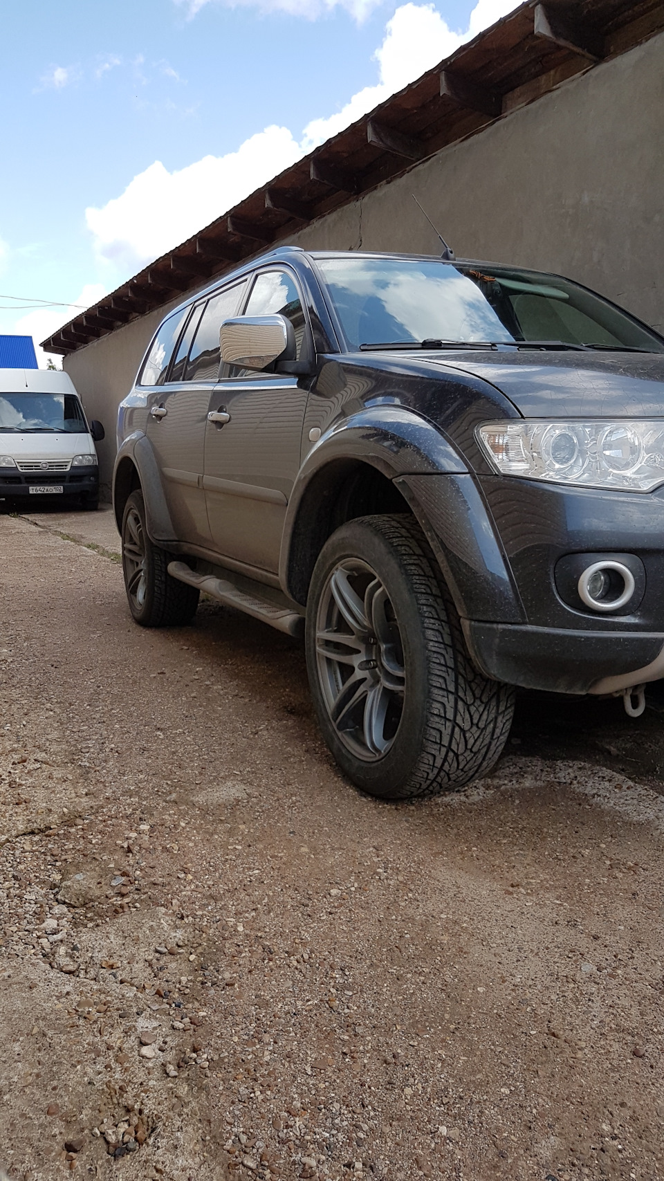 фото до колесных проставок — Mitsubishi Pajero Sport (2G)