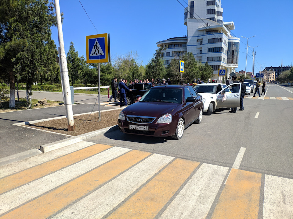 На набережной вышли на прогулку — Lada Приора седан