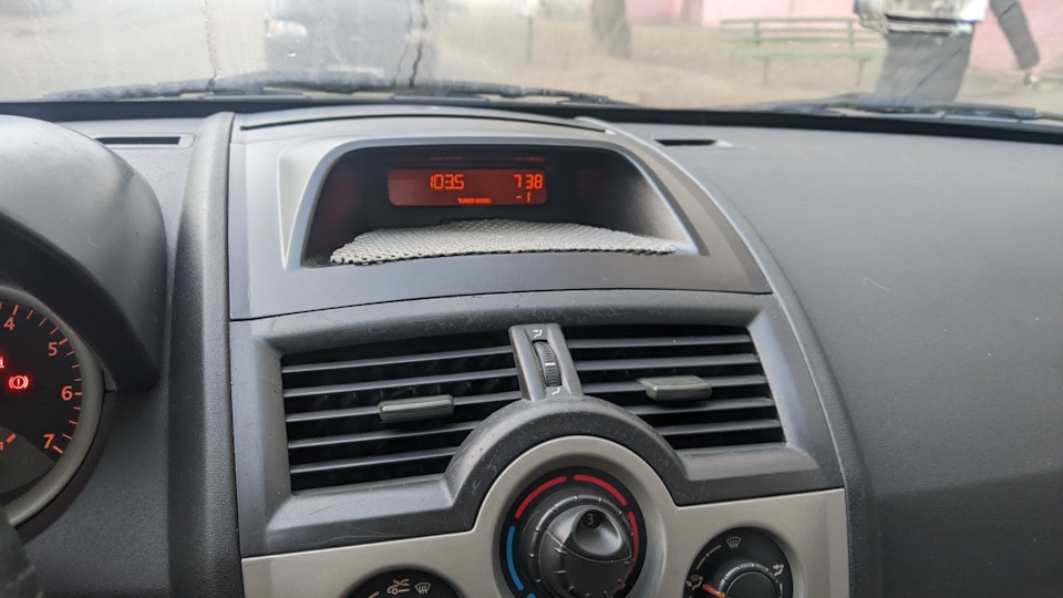 Передняя панель и козырёк часов — Renault Megane II