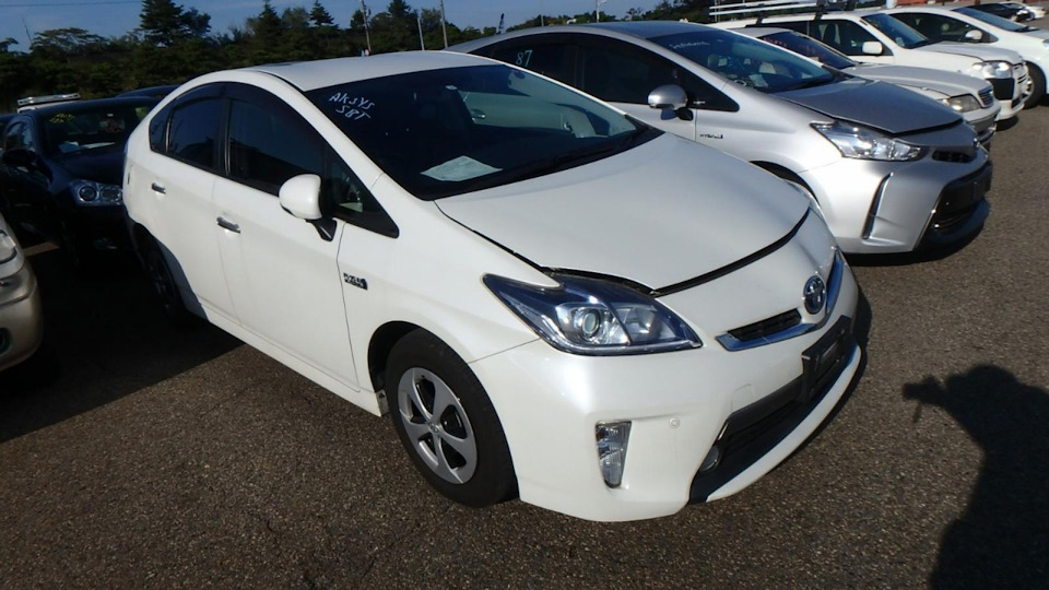 Toyota Prius Plug-in Hybrid Белёк