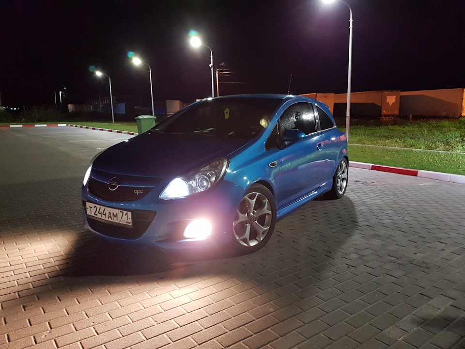 Светят приятным белым цветом-можно ездить днем как на ходовых огнях. — Opel Corsa D OPC