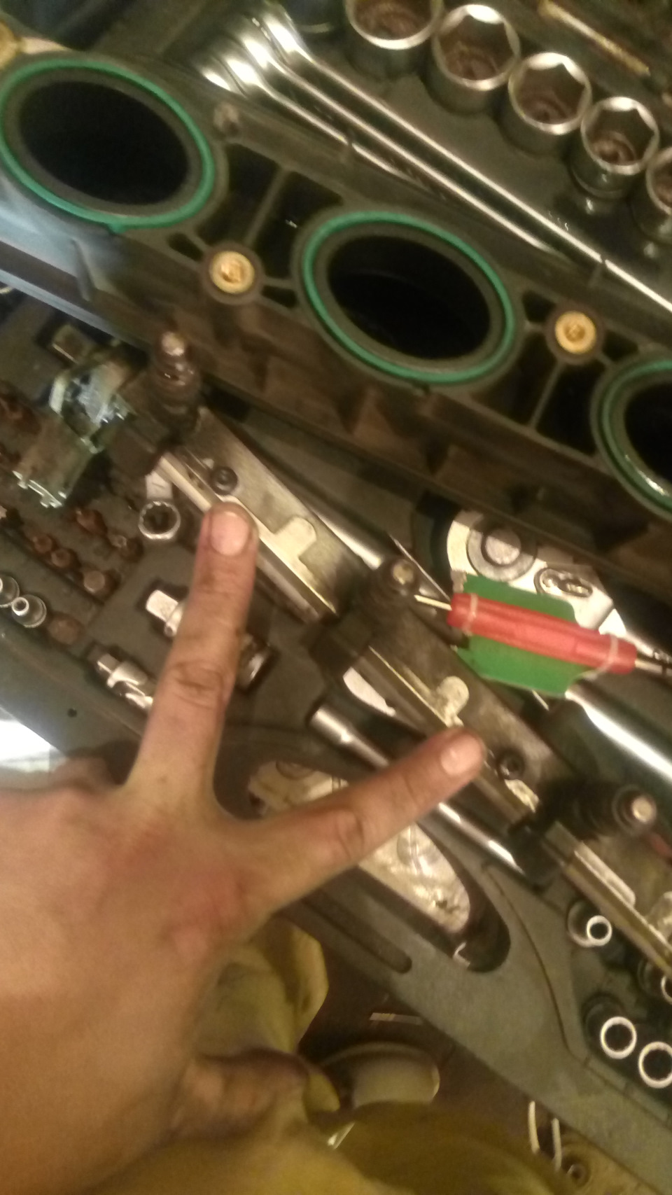 откручиваем эти два — Ford Mondeo IV