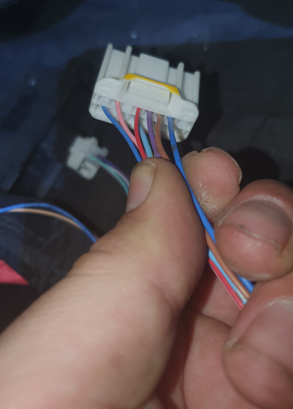 так выглядит штекер 094-102В, который вставляется в RBCM, штатно — Mazda 3 (3G) BM
