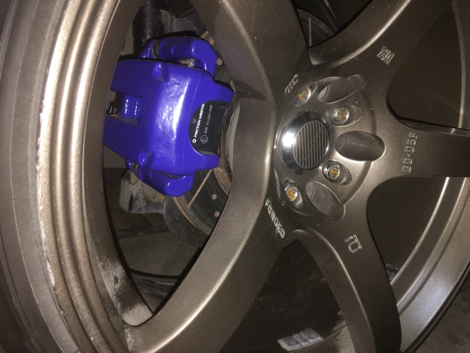 На этом все закончено, так же заменил всю тормозную жидкость на motul, ушло у меня 1.5 литра. На этом все закончено и думаю кому нибудь эта запись поможет в установке, хотя если не перебирать суппорта то дел там не особо много. — Volkswagen Golf Mk4
