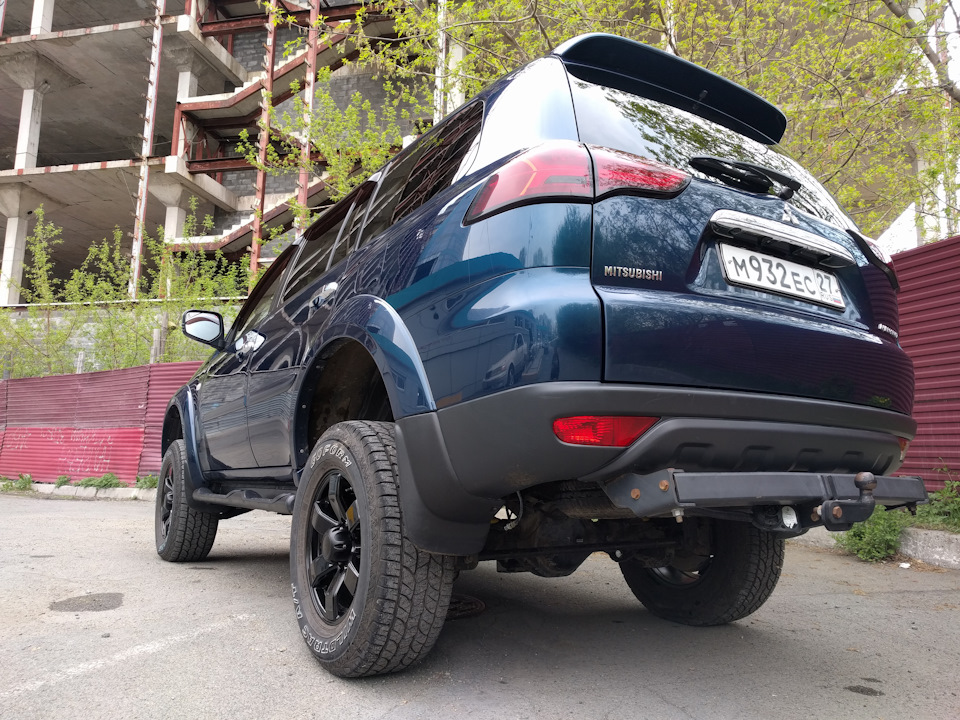 Задок стал гармоничнее, но по прежнему подтянут и строг🙂 — Mitsubishi Pajero Sport (2G)