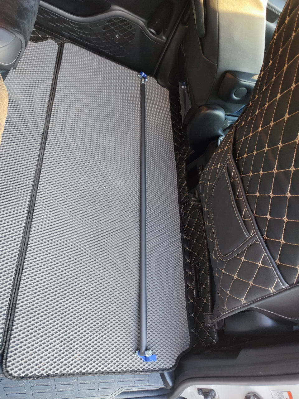Распорка в салон от Unlimdynamics — Toyota Noah (3G)