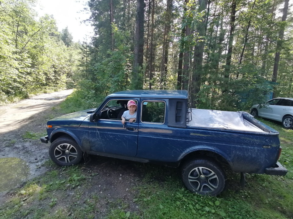 На точке сбора в начале пути — Lada 2329