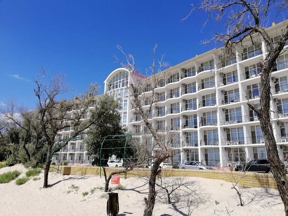 Отель Панорама, Panorama Hotel, г.Бердянск. Вид со стороны пляжа — KIA Soul EV (2G)