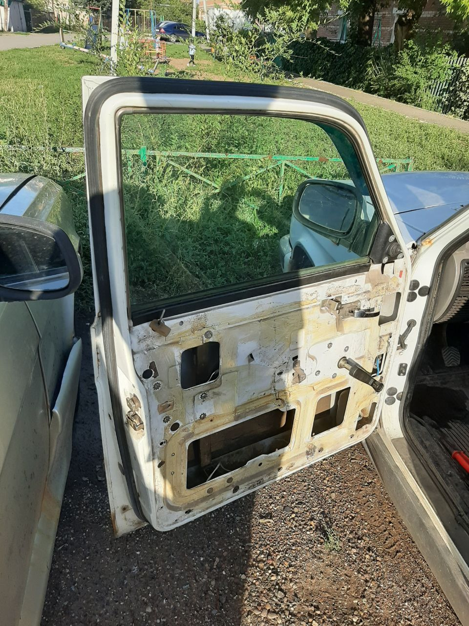 Берем дверь, снимаем дверную карту — GAZ 3110