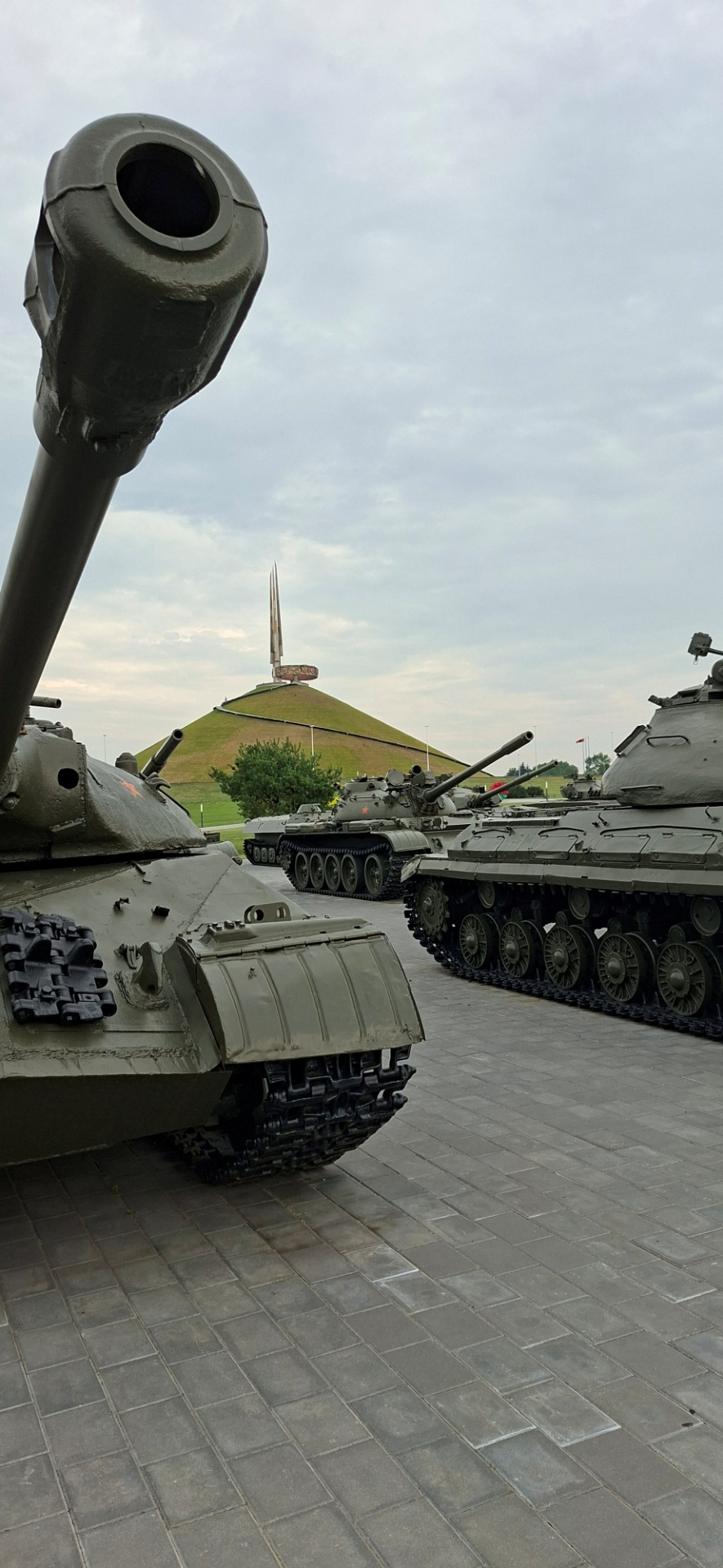 С музеем военной техники у подножья — Toyota Wish (AE20)