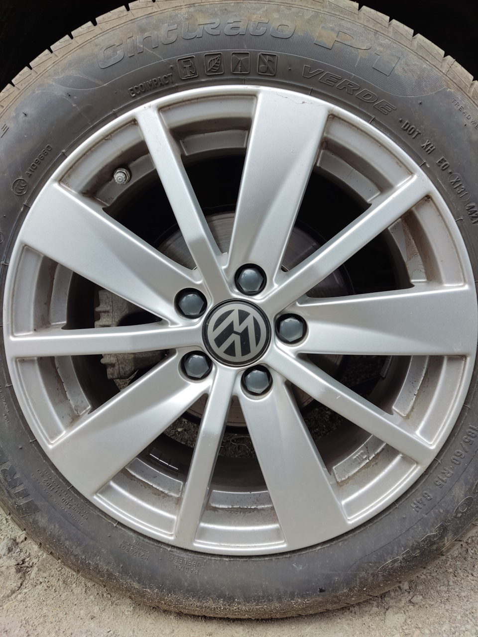 Колпачки установлены — Volkswagen Polo Sedan