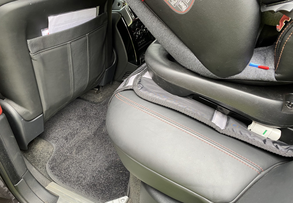 Основная часть толстая, на кожу давление точечное не передаёт — Land Rover Range Rover (3G)