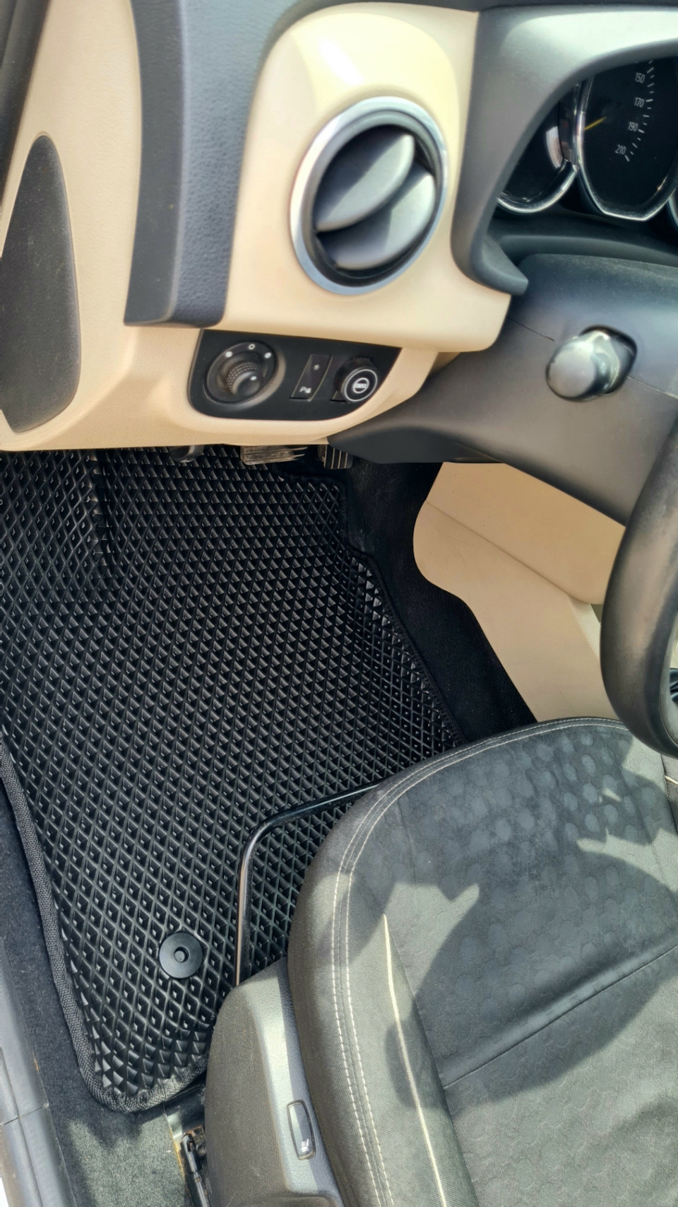 Фото в бортжурнале Renault Logan (2G)