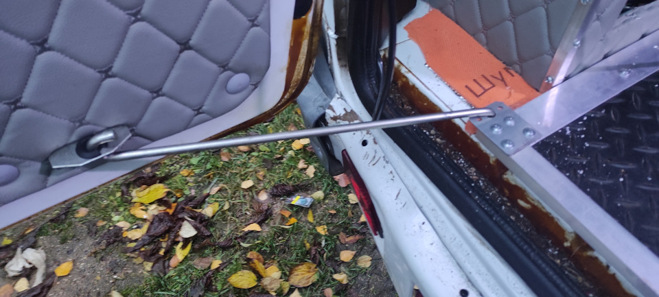 В ходе наезда медленно двигающимся с зади деревом на бампер, он получил незначительные повреждения и замятия. Можно было бы оставить, и не выделяться из потока газелистов с гнутыми ржавыми бамперами, но решил попробовать об стучать киянкой и насколько это возможно выпрямить — ГАЗ Соболь 4х4