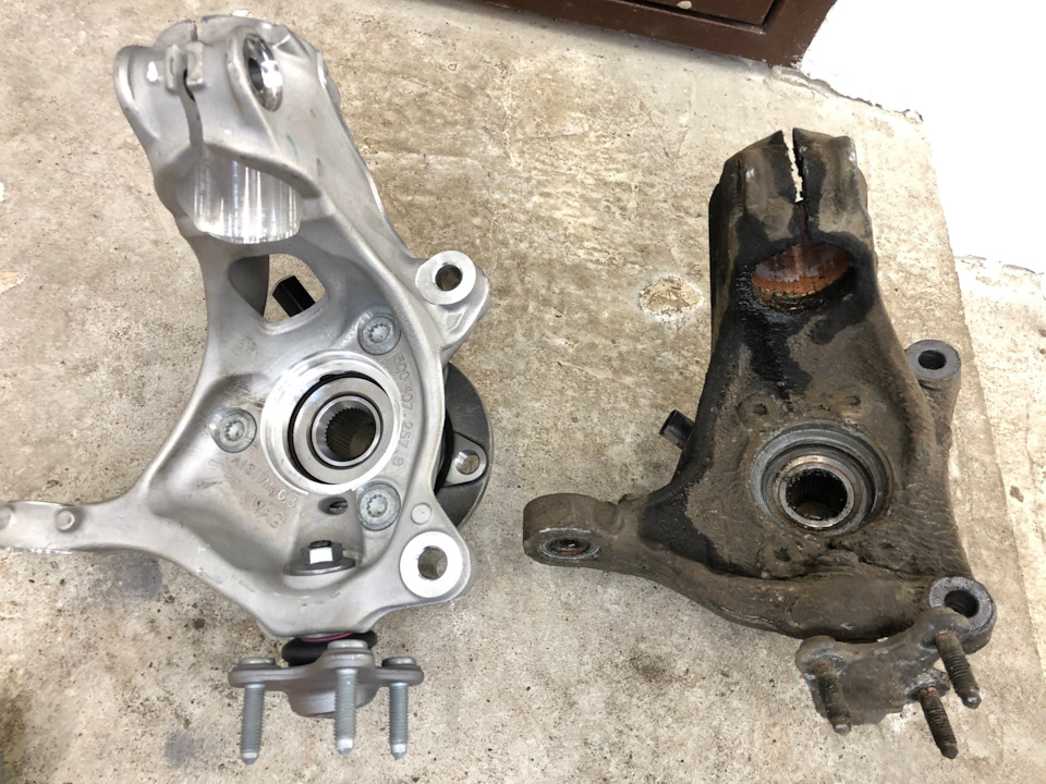 А это уже левые. Новый с артикулом 5Q0407257B — Volkswagen Passat B6. Запчасти на фото: 5Q0407257B