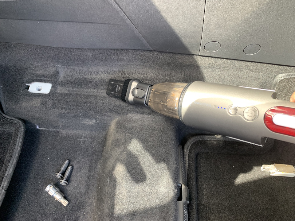 NAVITEL CL100 — Volkswagen Tiguan (2G). Запчасти на фото: CL100