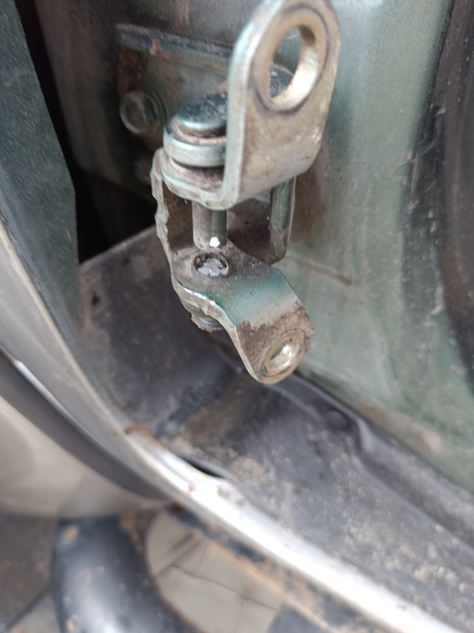 на нижней петле так и сделал. — Nissan Patrol (Y61)