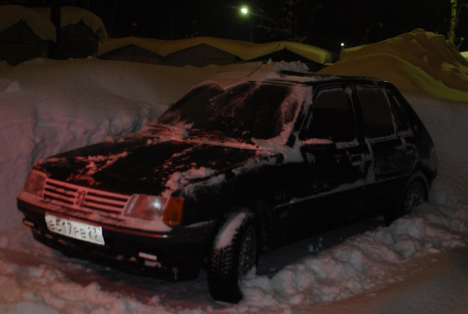 Сугроб выше крыши! — Peugeot 205